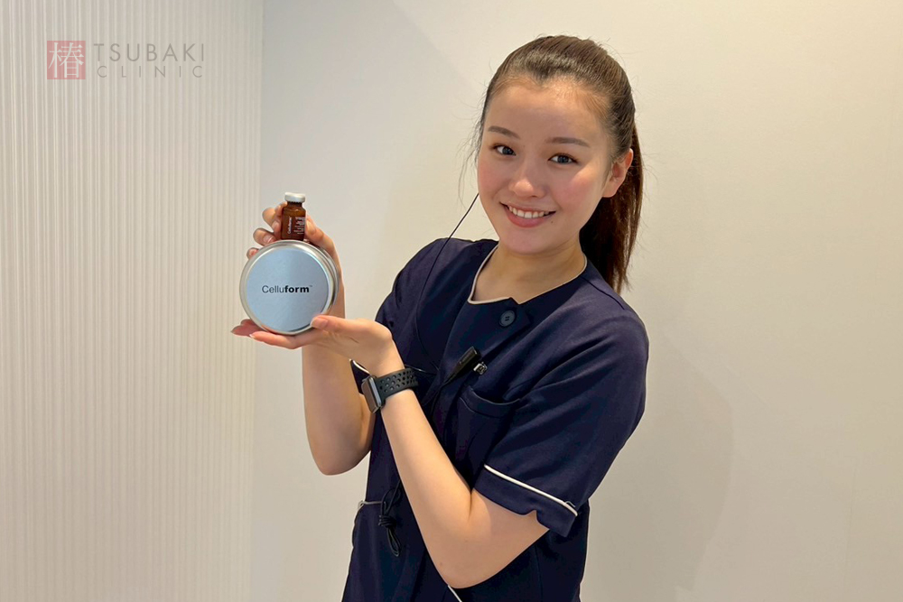 クリニックスタッフがCelluform（セルフォルム）の製剤ボトルと専用ケースを手に持ち、笑顔で紹介している写真