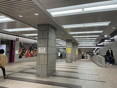 クリスタ長堀を西側(四ツ橋駅方面)にお進みください。