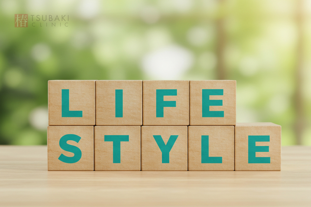 木のブロックを並べて「LIFE STYLE」と文字が作られている写真です。背景は緑がぼけた屋外のように見え、生活習慣の見直しや日々の暮らしをイメージさせます。